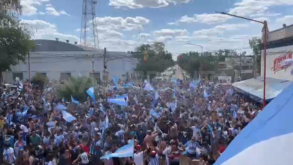 Una multitud se concentró en las calles de San Javier por el triunfo de la Scaloneta.