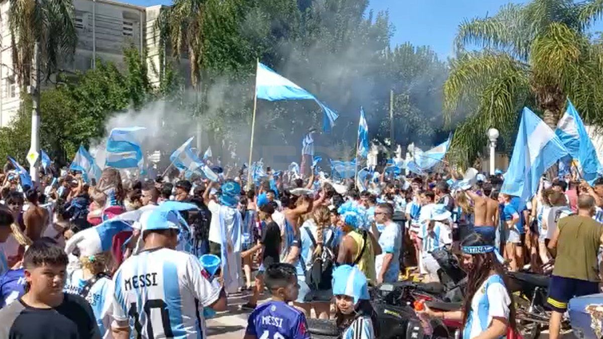 Cientos de personas celebraron en Coronda el triunfo de la Selección.