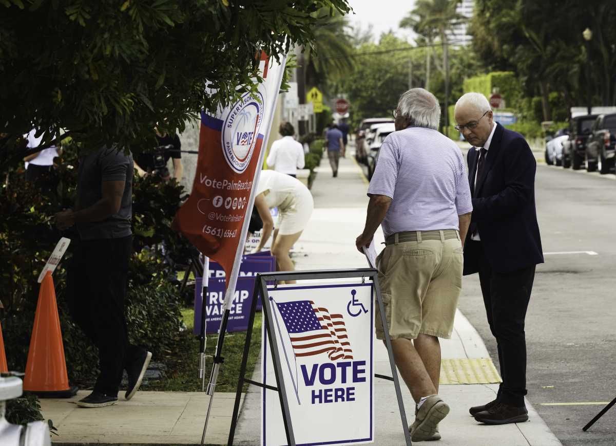 Votantes son vistos en un centro de votación durante las elecciones presidenciales estadounidenses de 2024, en Palm Beach, Florida. Votantes son vistos en un centro de votación durante las elecciones presidenciales estadounidenses de 2024, en Palm Beach, Florida.