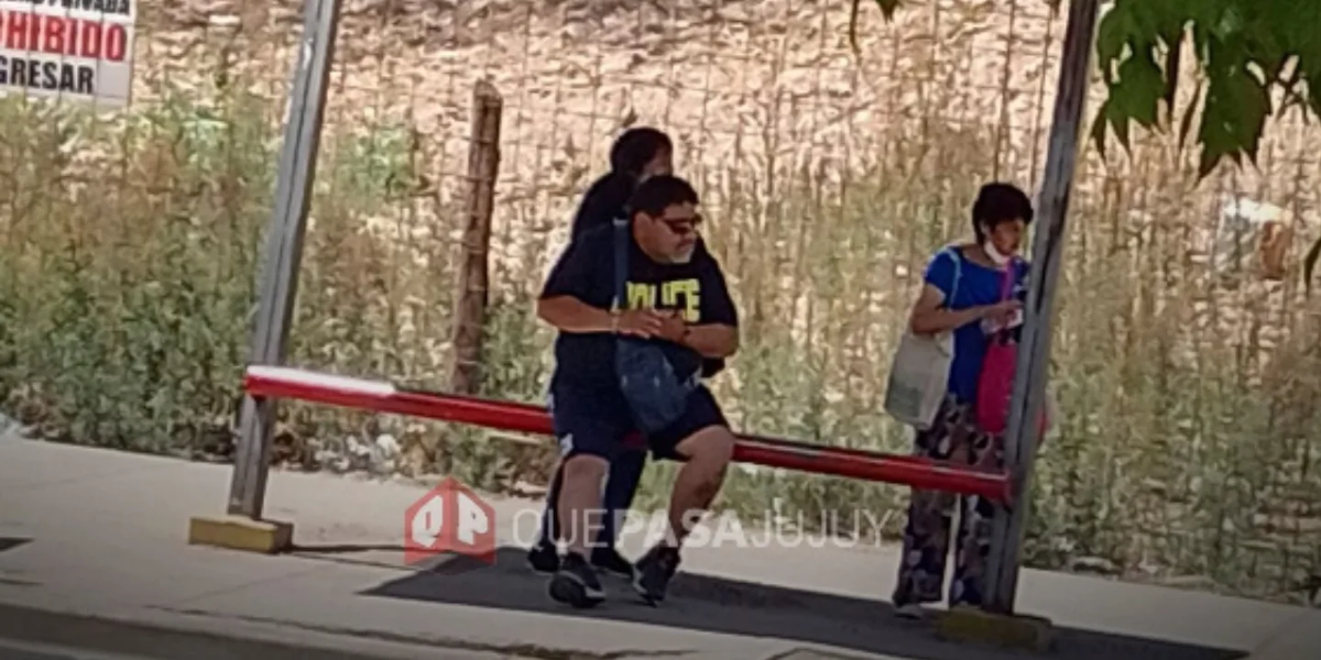 Apareció "Diego Maradona" esperando el colectivo en Jujuy y la foto es cósmica