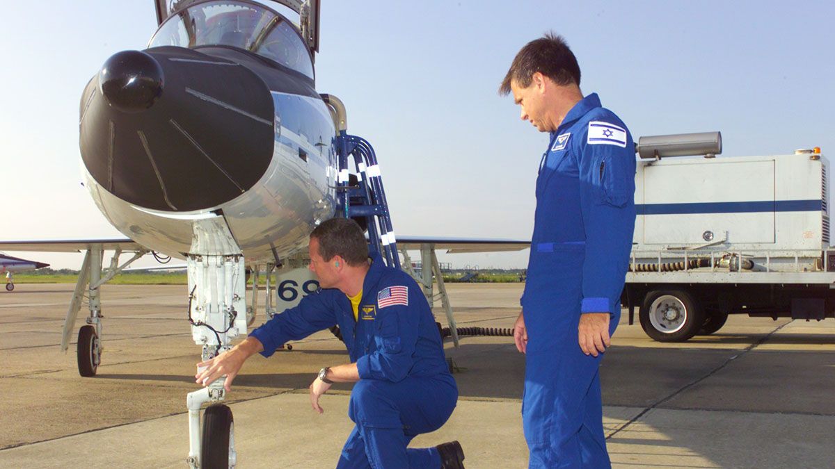 El astronauta David M. Brown (izquierda), el especialista de misión STS-107 y el especialista en carga útil Ilan Ramon son fotografiados cerca de un avión de entrenamiento T-38 en Ellington Field cerca del Centro Espacial Johnson ( JSC). Ramon representa a la Agencia Espacial Israelí. Julio del 2002. Foto: Nasa.