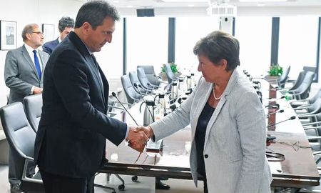 Sergio Massa con Kristalina Georgieva, directora gerente del Fondo Monetario Internacional (FMI) en una reunión en la sede del FMI en Washington días atrás Sergio Massa con Kristalina Georgieva, directora gerente del Fondo Monetario Internacional (FMI) en una reunión en la sede del FMI en Washington días atrás