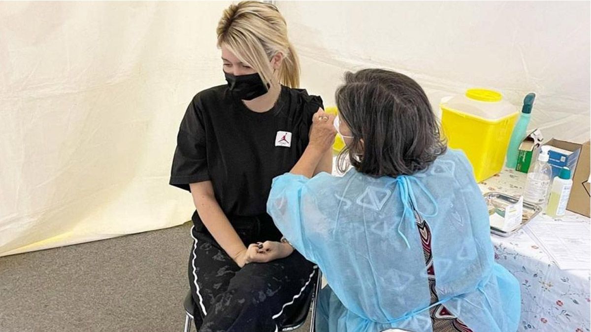 Wanda Nara se vacunó contra el coronavirus en París