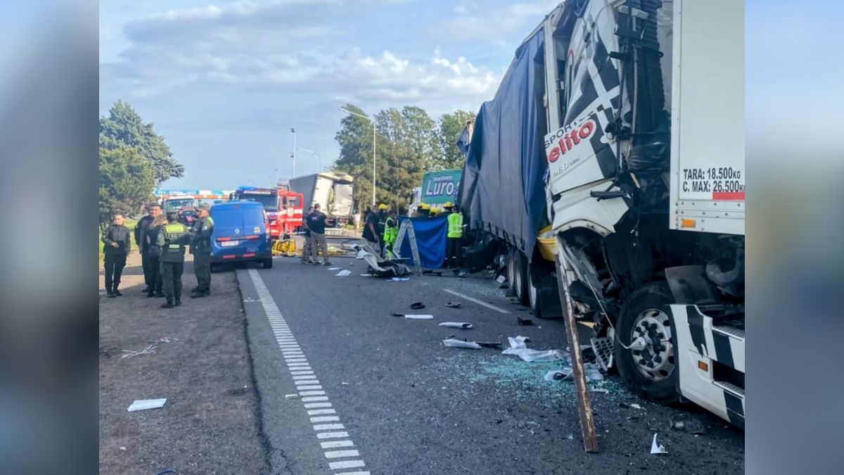 Un accidente entre cuatro camiones y un auto se cobró la vida de un camionero en la Autopista Rosario - Buenos Aires.