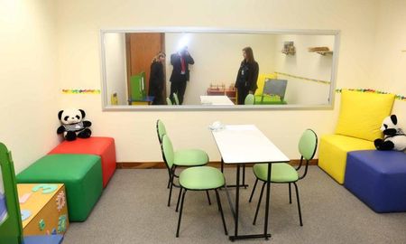 Sala acondicionada para la realizaci&oacute;n de C&aacute;mara Gesell: detr&aacute;s del vidrio espejado se ubican&nbsp;los fiscales y los abogados defensores.