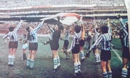 Las futbolistas argentinas celebran el pase a semifinales del Mundial de 1971, tras golear a Inglaterra por 4 a 1. Por este partido, se celebra el día de la futbolista el 21 de agosto. Las futbolistas argentinas celebran el pase a semifinales del Mundial de 1971, tras golear a Inglaterra por 4 a 1. Por este partido, se celebra el día de la futbolista el 21 de agosto.