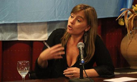 Di Tullio, quien actualmente es directora del Banco Provincia, fue candidata suplente a senadora nacional en las elecciones del 2017 en la boleta que encabezaba Cristina Kirchner por el sello Unidad Ciudadana. Di Tullio, quien actualmente es directora del Banco Provincia, fue candidata suplente a senadora nacional en las elecciones del 2017 en la boleta que encabezaba Cristina Kirchner por el sello Unidad Ciudadana.