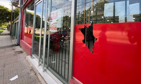 Delincuentes rompieron vidrios e intentaron llevarse la caja registradora en un local de avenida Aristóbulo del Valle. Delincuentes rompieron vidrios e intentaron llevarse la caja registradora en un local de avenida Aristóbulo del Valle.