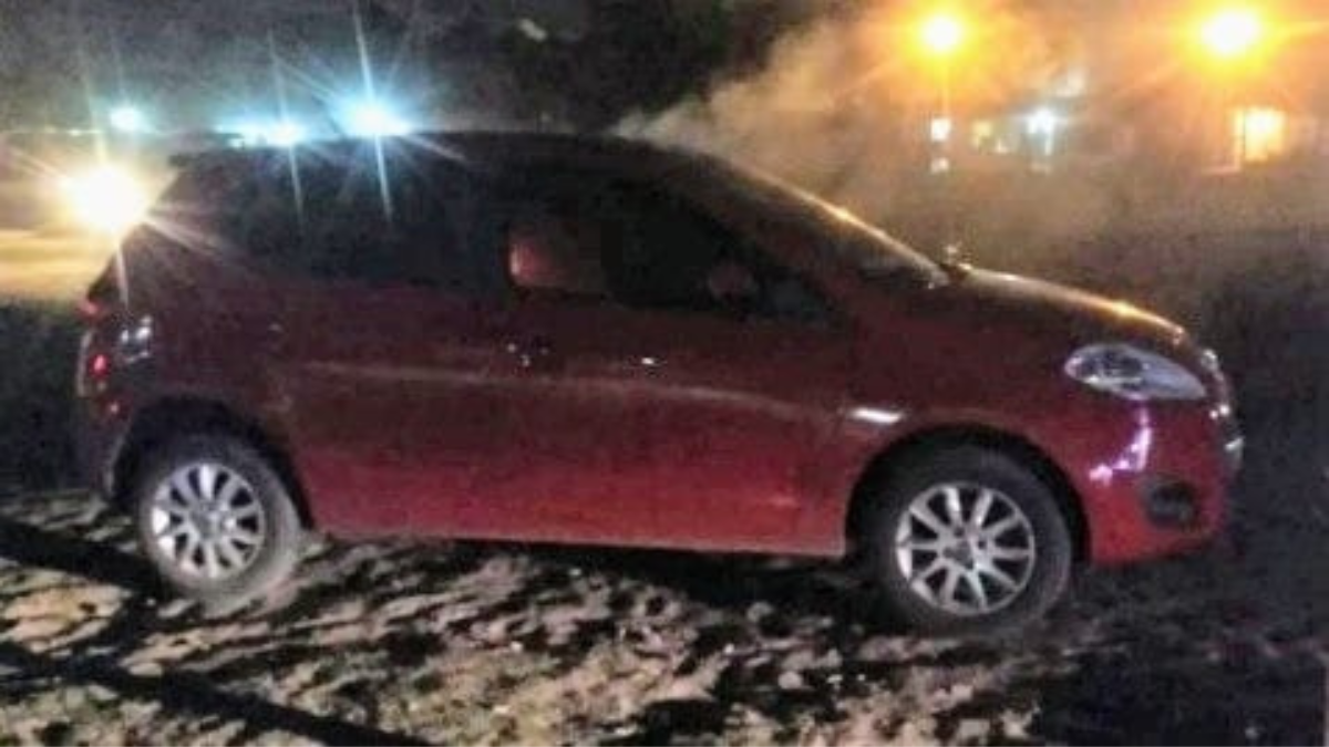 Un rastrillaje permitió dar con un vehículo Palio rojo en barrio Vía Honda, en el pasaje Cerrillos. Lo habían prendido fuego.