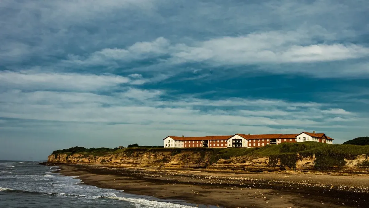 Construido como un destino de turismo sostenible, Chapadmalal combina lo mejor del campo y el mar. Construido como un destino de turismo sostenible, Chapadmalal combina lo mejor del campo y el mar.