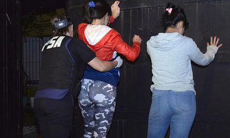 Cuando cayó el clan de la Tata Medina, se realizaron alrededor de 50 allanamientos con la participación de centenares de policías. Cuando cayó el clan de la Tata Medina, se realizaron alrededor de 50 allanamientos con la participación de centenares de policías.