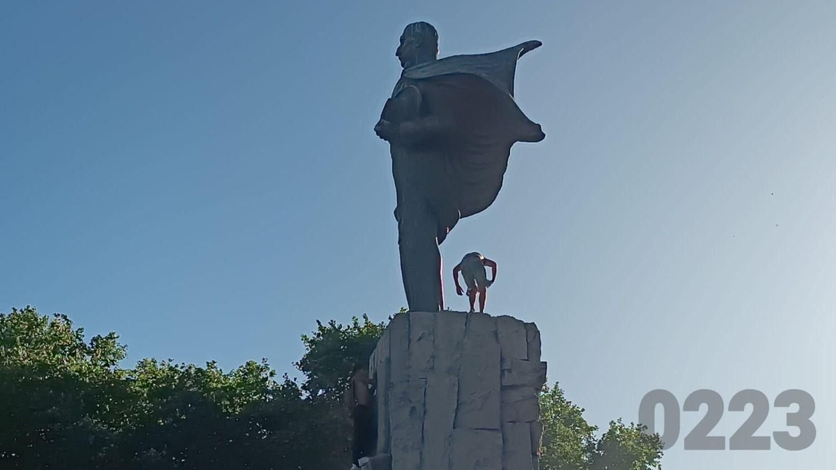 El hombre cayó de una altura aproximada de 6 metros y tiene traumatismo de cráneo.