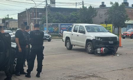 La motocicleta quedó debajo de la camioneta tras el accidente. La motocicleta quedó debajo de la camioneta tras el accidente.