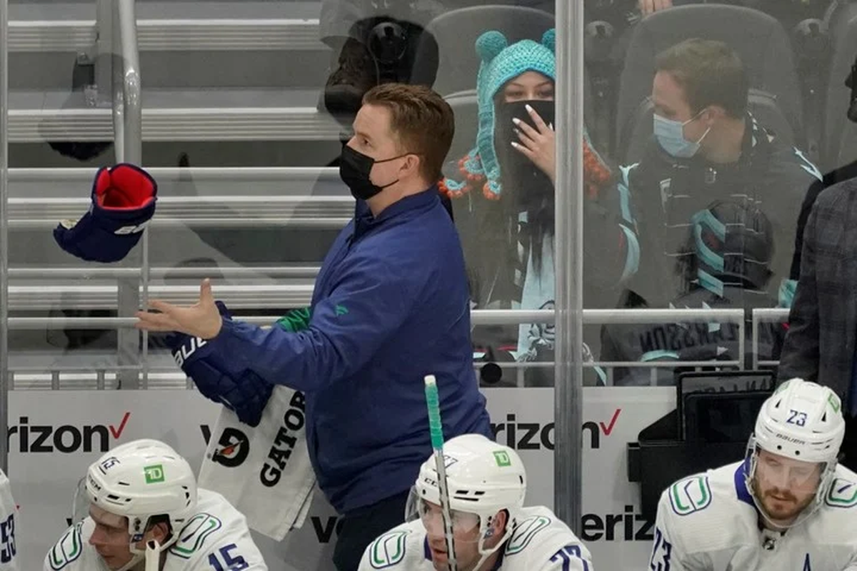 Instante. Hamilton, durante un partido reciente de su equipo. En el fondo, la mujer que le hizo la advertencia. Foto: AP Photo/Ted S. Warren. &nbsp;