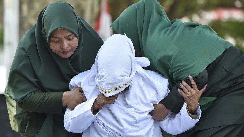 Azotaron en público a una pareja por tener relaciones sexuales premaritales en Indonesia