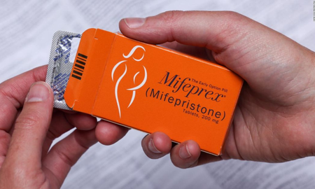 Tribunal Supremo suspendió la decisión del Tribunal de Apelaciones del Quinto Circuito de Estados Unidos, que obligaba a las mujeres a obtener el medicamento mediante visitas presenciales. Tribunal Supremo suspendió la decisión del Tribunal de Apelaciones del Quinto Circuito de Estados Unidos, que obligaba a las mujeres a obtener el medicamento mediante visitas presenciales.