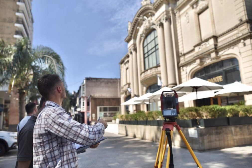 Los trabajos que se realizan en la fachada del Teatro Municipal 1° de Mayo son de relevamiento topográfico, fotográfico y técnico.