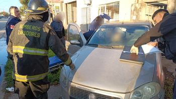 Personal de bomberos y médicos trabajaron en la extracción controlada de una mujer atrapada, con lesiones en la zona de la cadera y pelvis.