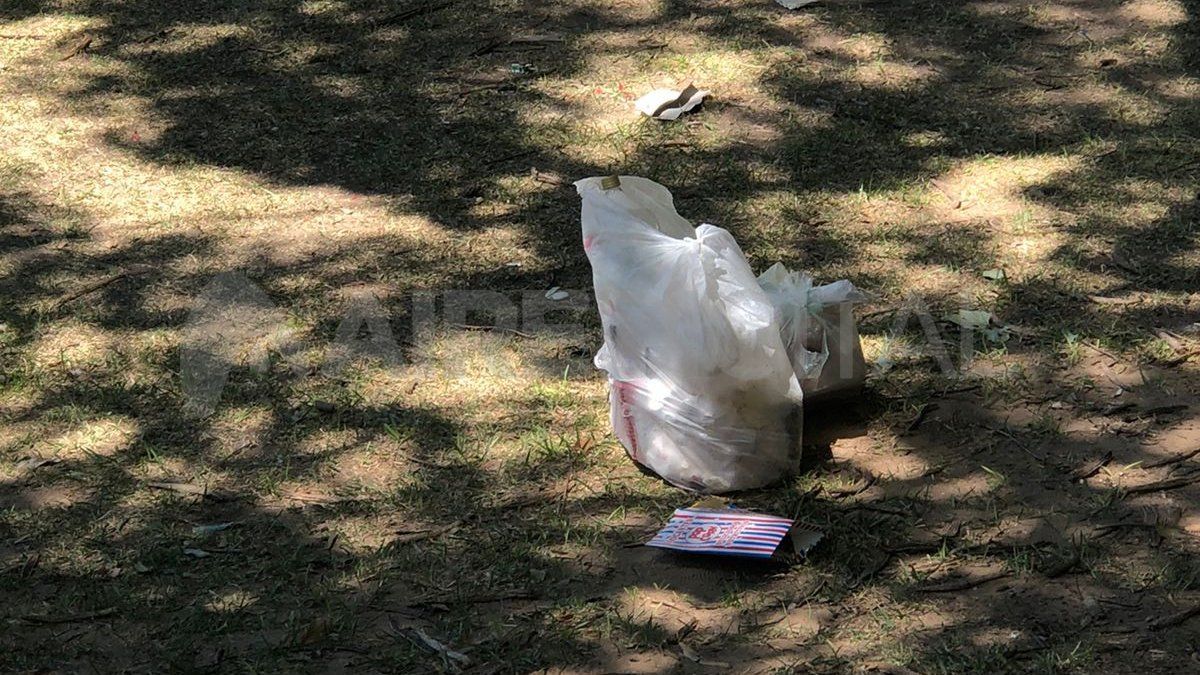 El Parque del Sur seguía sucio este domingo 26 de diciembre por la mañana.