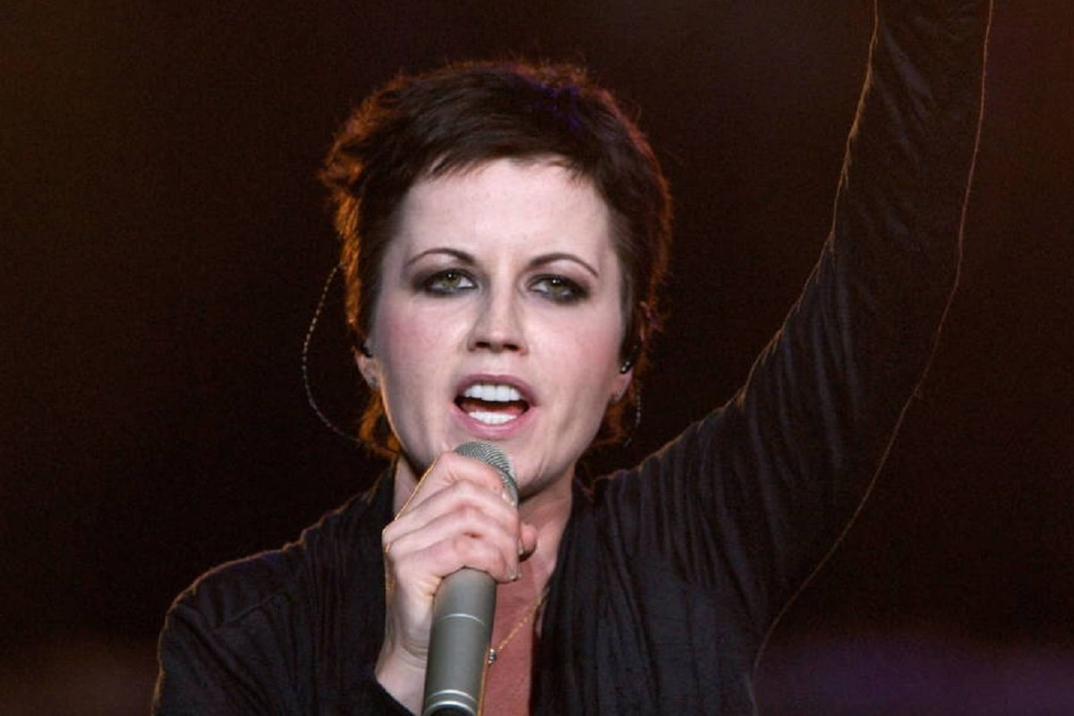 En enero de 2018, el mundo de la música se paralizó ante la triste noticia del fallecimiento de Dolores O’Riordan, cantante, compositora y guitarrista irlandesa nacida el 6 de septiembre de 1971.