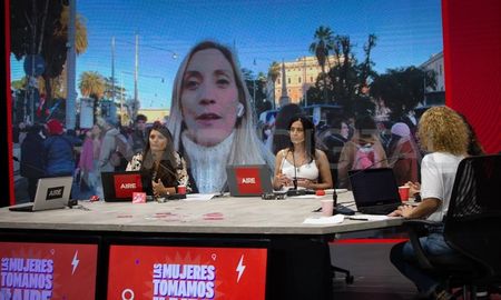 Una multitud de mujeres se reúnen en Roma para marchar en este 8M. Una multitud de mujeres se reúnen en Roma para marchar en este 8M.