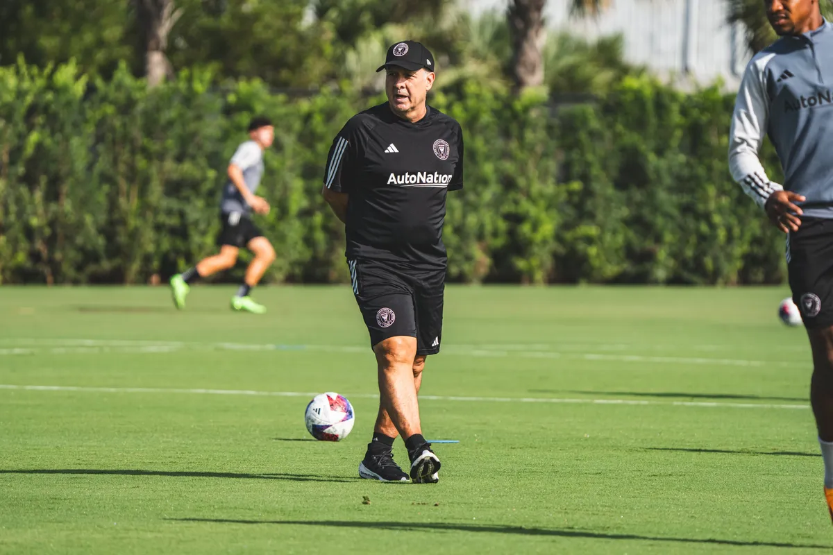 Tata Martino dirigió este lunes su primer entrenamiento en el Inter Miami y espera por el arribo de Lionel Messi.