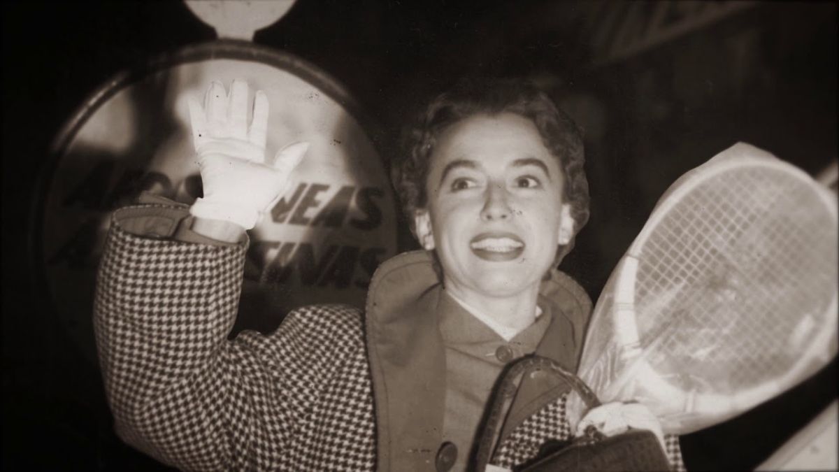 Merced a su popularidad, Mary recibía apoyo de la Asociación Argentina de Tenis (AAT) para realizar viajes al exterior y, Aerolíneas Argentinas, donaba los pasajes para su traslado. Además, la reconocida marca Dunlop le proveía las raquetas, los encordados de las mismas y le organizaba los partidos en Europa. Merced a su popularidad, Mary recibía apoyo de la Asociación Argentina de Tenis (AAT) para realizar viajes al exterior y, Aerolíneas Argentinas, donaba los pasajes para su traslado. Además, la reconocida marca Dunlop le proveía las raquetas, los encordados de las mismas y le organizaba los partidos en Europa.