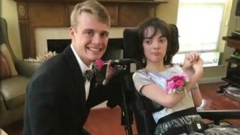 Una adolescente con discapacidad fue al baile con el chico más popular de su escuela y se volvió viral 