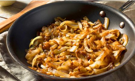 La cebolla caramelizada es el ingrediente mágico capaz de transformar una hamburguesa simple o una tarta cotidiana en un plato de alta cocina. La cebolla caramelizada es el ingrediente mágico capaz de transformar una hamburguesa simple o una tarta cotidiana en un plato de alta cocina.