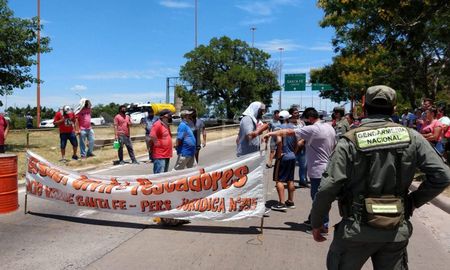 Tras una asamblea de los trabajadores del río, la Asociación Civil de Pescadores resolvió levantar los cortes de ruta en toda la provincia. Es a la espera del fallo de la Justicia que dé marcha atrás a la veda pesquera. El margen es hasta la semana que viene. Tras una asamblea de los trabajadores del río, la Asociación Civil de Pescadores resolvió levantar los cortes de ruta en toda la provincia. Es a la espera del fallo de la Justicia que dé marcha atrás a la veda pesquera. El margen es hasta la semana que viene.