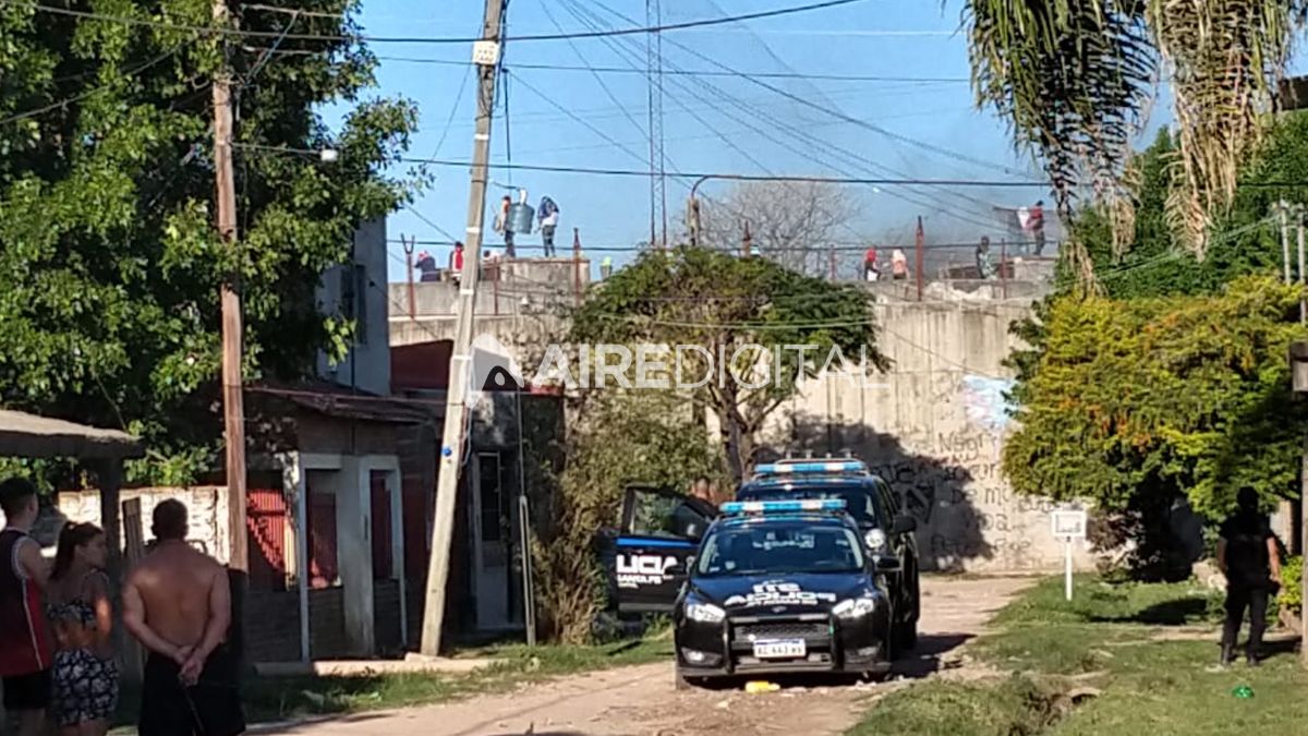 Motín en la cárcel de Las Flores: presos en los techos y detonaciones