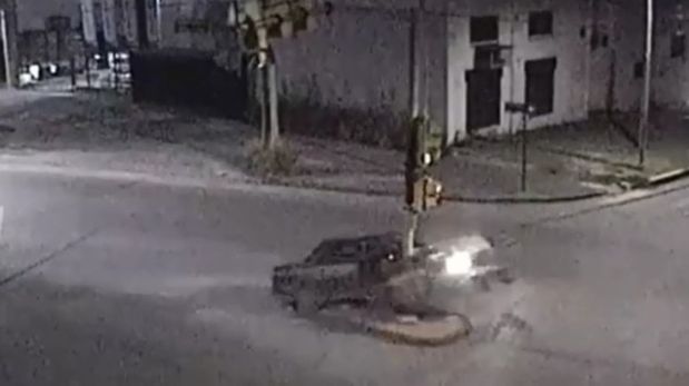 Una mujer chocó contra un semáforo en Córdoba.&nbsp;