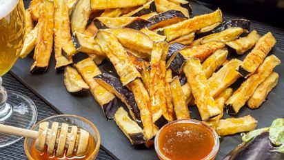 Bastoncitos de berenjena al horno con parmesano: receta fácil, sin fritura y con pocos ingredientes