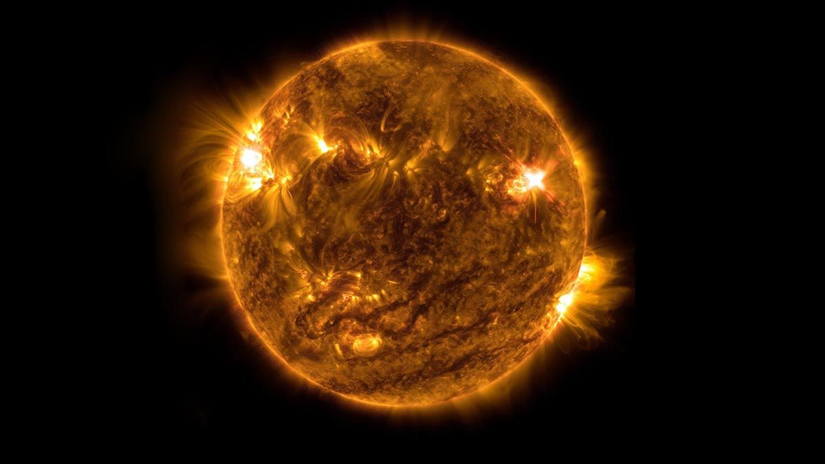 La imagen muestra un subconjunto de luz ultravioleta extrema que resalta el material extremadamente caliente en las llamaradas