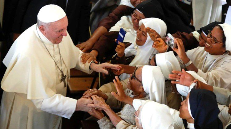 El Papa le pidió a las “Carmelitas” en Madagascar que “hablen cuando vean algo raro”