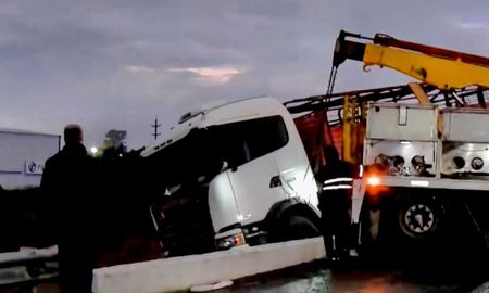 El vuelco se produjo durante la madrugada del miércoles, a la altura de la localidad de San Lorenzo. El vuelco se produjo durante la madrugada del miércoles, a la altura de la localidad de San Lorenzo.