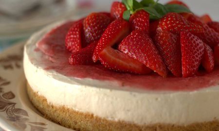 Con solo tres ingredientes, este cheesecake de frutilla es rápido, saludable y delicioso. Con solo tres ingredientes, este cheesecake de frutilla es rápido, saludable y delicioso.