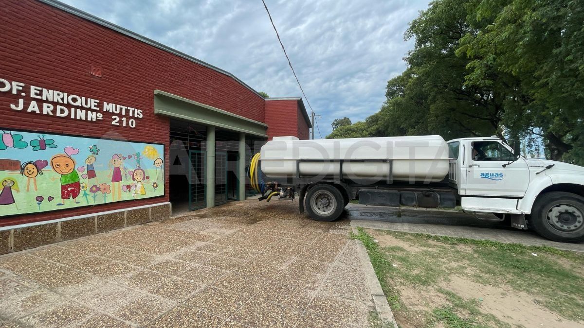 Un camión de Aguas Santafesinas se acercó este martes a llenar el tanque del colegio. Un camión de Aguas Santafesinas se acercó este martes a llenar el tanque del colegio.
