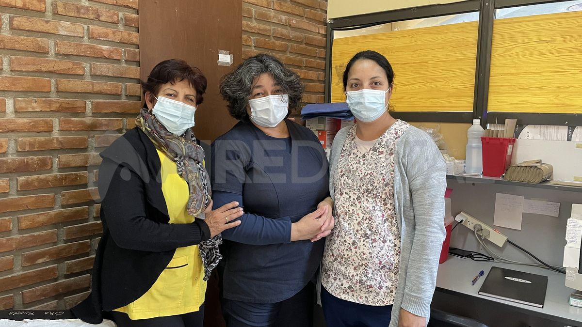 Las enfermeras del vacunatorio en el hospital Alassia recomendaron que los padres se acerquen a iniciar el esquema de vacunación covid de sus hijos.