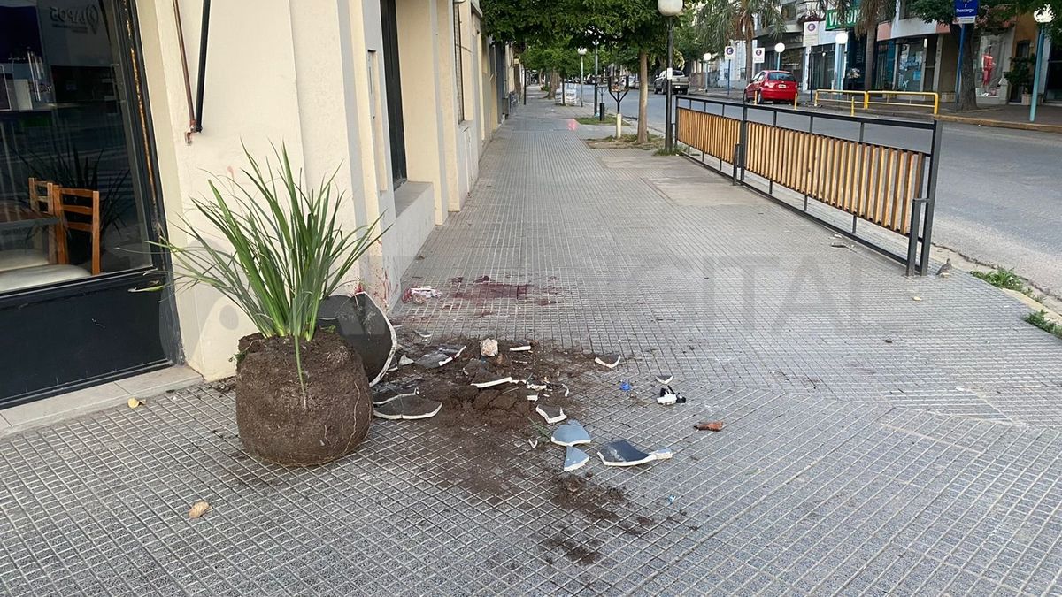 A raíz de las heridas recibidas, el joven de 28 años fue trasladado al Hospital Cullen de urgencia por una unidad sanitaria del COBEM.