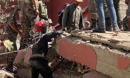 Un fuerte terremoto en Marruecos causó más de mil muertos y centenares de heridos, destruyó edificios y obligó a los habitantes de las principales ciudades a abandonar precipitadamente sus hogares. Un fuerte terremoto en Marruecos causó más de mil muertos y centenares de heridos, destruyó edificios y obligó a los habitantes de las principales ciudades a abandonar precipitadamente sus hogares.