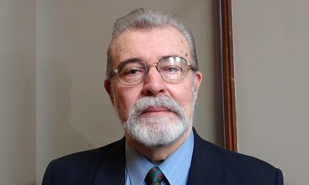 Fernando Brosutti fue un destacado cronista político y siguió siempre de cerca la actividad parlamentaria en la provincia de Santa Fe. Fernando Brosutti fue un destacado cronista político y siguió siempre de cerca la actividad parlamentaria en la provincia de Santa Fe.