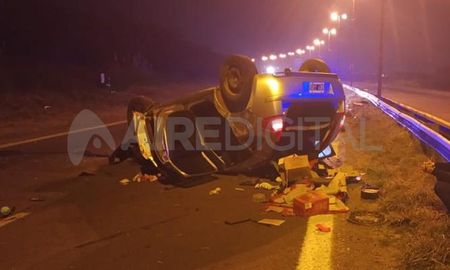 Dado vuelta, así quedó el coche tras el accidente con el camión. Dado vuelta, así quedó el coche tras el accidente con el camión.