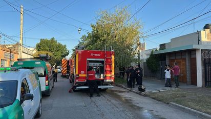 Incendio en una casa de barrio Barranquitas: dos personas fueron trasladadas al hospital Cullen