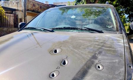 En barrio Parque Casas, zona norte de Rosario, una ráfaga de disparos perforó una Fiat Strada gris con al menos 13 impactos. En barrio Parque Casas, zona norte de Rosario, una ráfaga de disparos perforó una Fiat Strada gris con al menos 13 impactos.