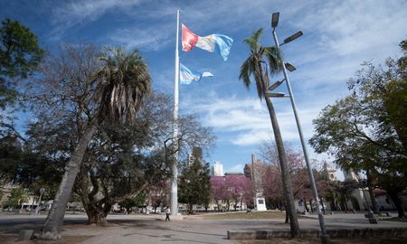 Aire de Santa Fe | Plaza de mayo bandera_DSC07149_MTH_1200.jpg