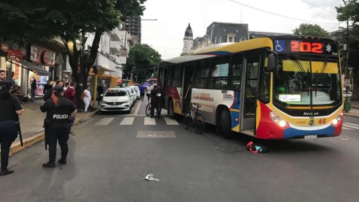 Ciclista quiso esquivar la puerta abierta de un taxi