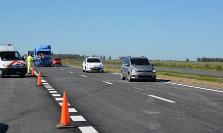 Consultado sobre las nuevas obras, el administrador provincial de Vialidad Oscar Ceschi expuso que cuando termine el primer semestre de este año, habremos licitado obras por más de $8.000 millones en diferentes rutas de la provincia. Consultado sobre las nuevas obras, el administrador provincial de Vialidad Oscar Ceschi expuso que cuando termine el primer semestre de este año, habremos licitado obras por más de $8.000 millones en diferentes rutas de la provincia.