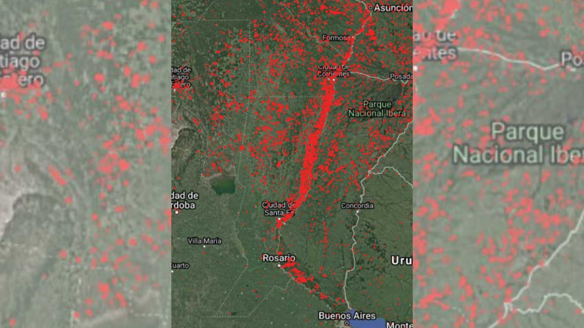 La imagen satelital muestra un r&iacute;o rojo paralelo al curso del Paran&aacute;