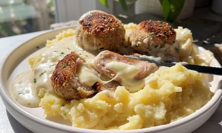 Albóndigas de pollo rellenas de jamón y queso: la receta que sólo lleva 20 minutos. Albóndigas de pollo rellenas de jamón y queso: la receta que sólo lleva 20 minutos.